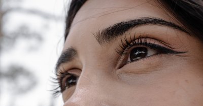Grafische eyeliner is de gedurfde comeback van dit seizoen