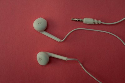 Steeds meer vrouwen ruilen hun AirPods in voor een kabeltje
