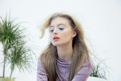Vergeet de clean girl look, kleurrijke oogschaduw is terug