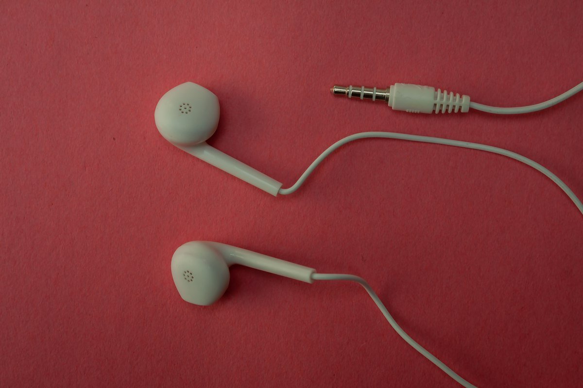 Steeds meer vrouwen ruilen hun AirPods in voor een kabeltje
